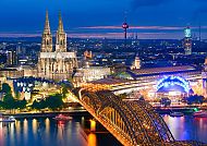 Stadtzentrum Köln bei Nacht, Kölner Dom und Hohenzollernbrücke bei Nacht, stimmungsvolle Beleuchtung., Kölner Dom und Hohenzollernbrücke bei Nacht, stimmungsvolle Beleuchtung.