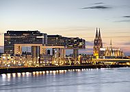 Kranhäuser am Rhein, Kranhäuser und Kölner Dom bei Abenddämmerung am Rhein.