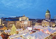 Weihnachtszauber am Gendarmenmarkt, Weihnachtsmarkt am Gendarmenmarkt in Berlin bei Abenddämmerung., Weihnachtsmarkt am Gendarmenmarkt bei Abenddämmerung in Berlin.