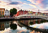 Dublin (Route 2), Ha'penny Bridge über den Liffey in Dublin bei Sonnenuntergang.
