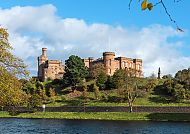 Ausflugstipp: Inverness (Route 1), Inverness Castle an einem sonnigen Tag am Fluss., Inverness Castle vor blauem Himmel und grüner Landschaft.