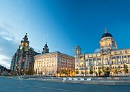 Liverpool (Route 2), Liverpool Waterfront bei Sonnenuntergang, beeindruckende Architektur., Liverpool Waterfront bei Sonnenuntergang, prächtige Architektur.