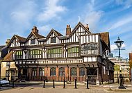 Southampton, Historisches Fachwerkhaus in Southampton bei sonnigem Wetter., Historisches Fachwerkhaus in Southampton unter blauem Himmel.