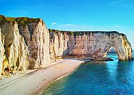 Küste des Ärmelkanals, Klippen von Étretat, beeindruckende Küstenlandschaft am Ärmelkanal., Kalkklippen von Étretat an der Küste des Ärmelkanals.
