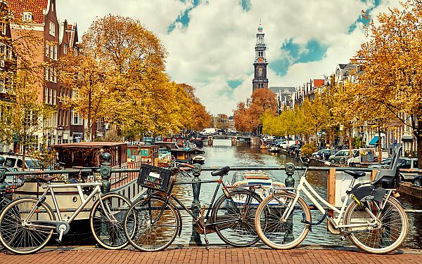 Herbstliche Grachtenansicht mit Fahrrädern in Amsterdam.