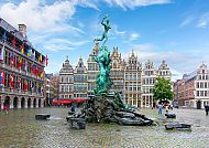 Brabo-Brunnen vor historischen Gebäuden in Antwerpen.