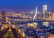 , Rotterdam Skyline bei Nacht, beleuchtete Erasmusbrücke und Stadtlichter.