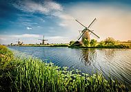Windmühle, Idyllische Windmühlenlandschaft in Holland bei Sonnenuntergang.