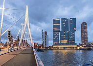 Rotterdam, Erasmusbrücke und Skyline von Rotterdam bei Dämmerung.