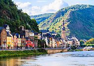 Cochem, Bunte Fachwerkhäuser und Mosel in Cochem, idyllische Flusslandschaft.