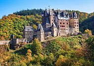 , Burg Eltz im Herbst, umgeben von buntem Laub., Burg Eltz im Herbst, umgeben von buntem Laub.