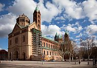 Speyer, Speyerer Dom unter blauem Himmel mit malerischen Wolken.