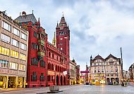 Basel, Baseler Rathaus und Marktplatz in malerischer Rheinromantik.