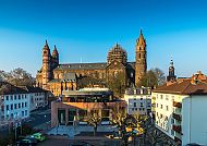 Worms, Wormser Dom bei klarem Himmel, umgeben von malerischer Architektur.