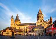 Mainz, Mainzer Dom im Abendlicht, majestätisch und historisch.