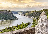 Loreley, Loreley-Statue mit malerischem Rheinblick bei Sonnenuntergang.