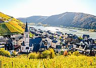 , Rüdesheim: Malerische Rheinlandschaft mit Weinbergen und Kirche.