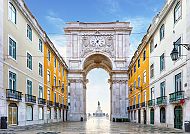 Arco da Rua Augusta in Lissabon, Portugal bei klarem Himmel.