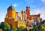 Der bunte Palácio da Pena in Sintra, Portugal, bei klarem Himmel.