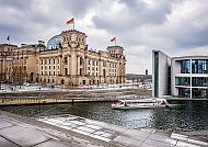 Reichstag Berlin im Winter, Reichstag im winterlichen Berlin, mit Boot auf der Spree.
