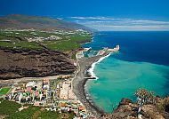 Küstenblick auf La Palma mit blauem Meer und grünen Hügeln.