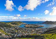Panorama von Philipsburg, St. Maarten, unter blauem Himmel.