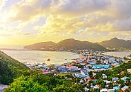Blick auf die malerische Küste von St. Maarten bei Sonnenuntergang.