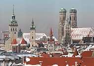 Innenstadttürme im Winter, Verschneite Münchner Innenstadt mit markanten Kirchtürmen., Verschneite Münchner Innenstadt mit Türmen im Winter.