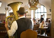 Erleben Sie Tradition und Stil, Musiker im Hofbräuhaus München, traditionelle bayerische Atmosphäre., Musiker im traditionellen Hofbräuhaus, München, in festlicher Atmosphäre.