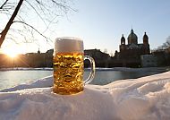 Masskrug im Schnee in München, Masskrug im Schnee vor winterlicher Münchner Kulisse., Masskrug im Schnee vor winterlicher Münchener Kulisse.