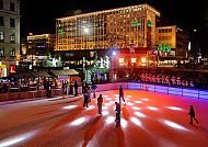 Eiszauber am Stachus in München, Eiszauber am Stachus in München bei Nacht, festliche Stimmung.
