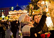 Weihnachtsmarkt in Leipzig, Fröhliche Besucherinnen auf dem Leipziger Weihnachtsmarkt., Weihnachtsmarkt Leipzig: Fröhliche Besucher beim Adventsschmuck.
