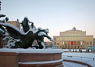 Augustaplatz Mendebrunnen im Winter mit der Oper Leipzig