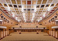 Oper Leipzig Saal Opernhaus, Oper Leipzig Saal mit eleganter Deckenbeleuchtung., Prächtiger Saal der Oper Leipzig mit eleganter Beleuchtung.