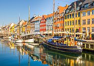 , Bunte Häuser und Boote am Nyhavn-Kanal in Kopenhagen.