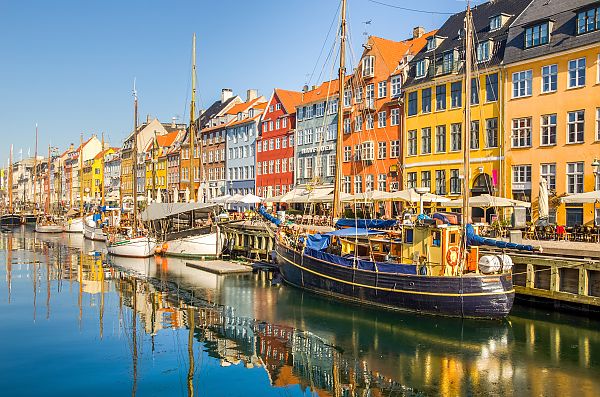 , Bunte Häuser und Boote am Nyhavn-Kanal in Kopenhagen.