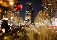 Festlich geschmückter Kurfürstendamm, Festlich beleuchteter Kurfürstendamm in Berlin bei Nacht., Festlich beleuchteter Kurfürstendamm in Berlin zur Weihnachtszeit.
