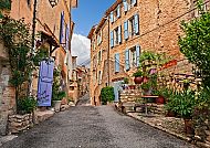 Forcalquier, Malerische Gasse in Forcalquier, Provence, mit blühenden Pflanzen.