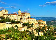 Gordes, Malerisches Gordes in der Provence bei strahlendem Sonnenschein., Malerisches Gordes in der Provence, umgeben von Lavendelfeldern.
