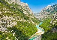 Schlucht von Verdon, Schlucht von Verdon, türkisfarbener Fluss zwischen steilen Felsen., Spektakuläre Aussicht auf die Schlucht von Verdon in der Provence.