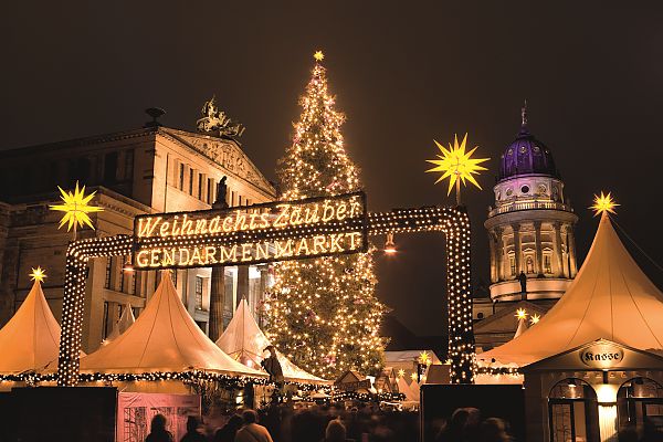 weihnachtsmarkt_gendarmenmarkt_, Weihnachtsmarkt am Gendarmenmarkt mit festlicher Beleuchtung.