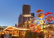 Weihnachtsmarkt_Breitscheidtplatz, Weihnachtsmarkt am Breitscheidplatz mit leuchtendem Riesenrad.