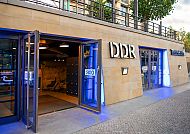 Eingang DDR-Museum in Berlin, Eingang des DDR-Museums in Berlin, moderne Fassade., Eingang des DDR-Museums in Berlin, moderne Fassade bei Tag.