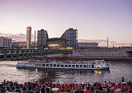 Schifffahrt auf der Spree, Abendliche Schifffahrt auf der Spree vor dem Berliner Hauptbahnhof., Schifffahrt auf der Spree vor dem Berliner Hauptbahnhof bei Sonnenuntergang.