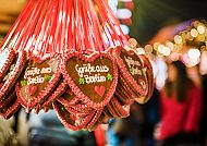 Lebkuchen_Berliner_weihnachtszeit, Lebkuchenherzen auf Berliner Weihnachtsmarkt, festliche Stimmung., Lebkuchenherzen auf Berliner Weihnachtsmarkt, festliche Stimmung.