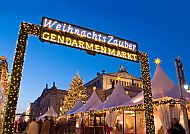 Weihnachtszauber am Gendarmenmarkt, Weihnachtszauber am Gendarmenmarkt in festlicher Beleuchtung., Weihnachtszauber am Gendarmenmarkt, festliche Stimmung in Berlin.