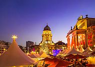 Weihnachtszauber am Gendarmenmarkt, Weihnachtsmarkt am Gendarmenmarkt in Berlin bei Abenddämmerung., Weihnachtsmarkt am Gendarmenmarkt bei Abenddämmerung, Berlin.