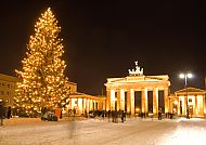 Weihnachtszauber am Brandenburger Tor, Weihnachtszauber am Brandenburger Tor in Berlin bei Nacht., Weihnachtsmarkt am Brandenburger Tor mit festlichem Lichterglanz.