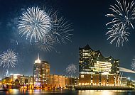Silvester in Hamburg, Silvesterfeuerwerk über der Elbphilharmonie in Hamburg.