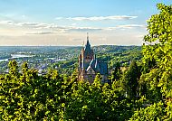 , Schloss Drachenburg in Königswinter, umgeben von üppigem Grün., Schloss Drachenburg in Königswinter, umgeben von grüner Landschaft.